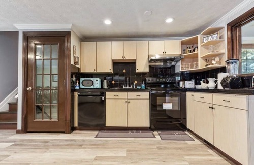 Duluth House | 5 minutes to shopping mall restaurants and highway