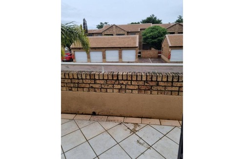 Centurion Apartment | 5 minutes to shops and malls