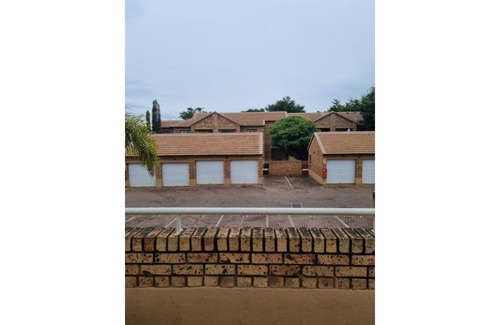 Centurion Apartment | 5 minutes to shops and malls