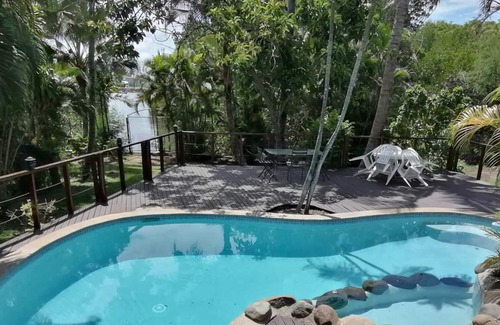 Nadi House | 5 minutes to the airport, Coastal! Family- sized with great pool