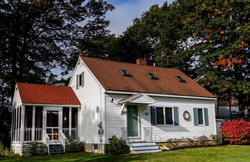 New Harbor House | 5 minutes to the beach; screened porch and large yard