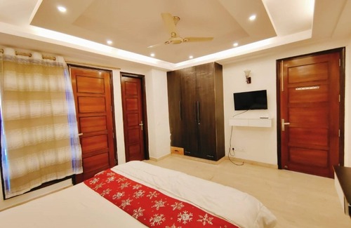 Saket Apartment | 5 minutes to the PVR Anupam