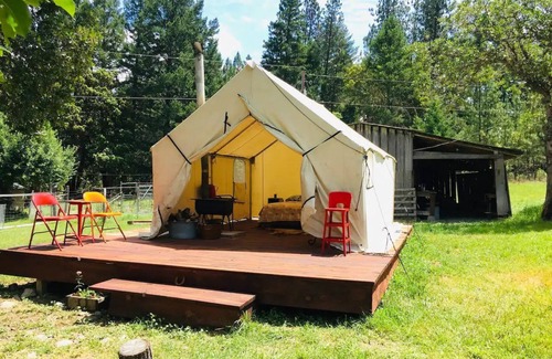 Northside Cabin | 5 minutes to the theme park! Family-sized condo with game room & deck