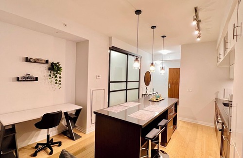 Downtown Toronto Condo | 5 minutes walking to CN Tower! Luxury 2 bed+2 bath condo Downtown Toronto
