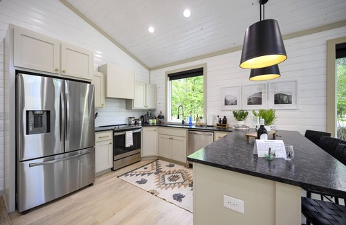 Broken Bow Cabin | 5 More Minutes - EV Charger, Hot Tub, Firepit, Secluded, Creek