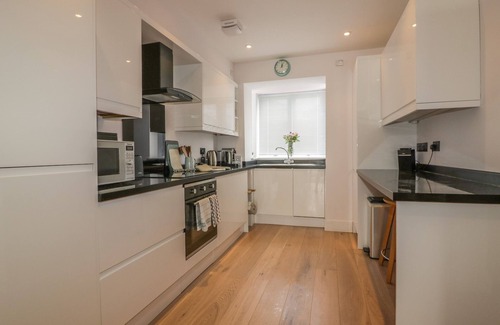 Newquay City Centre House | 5 OCEAN HEIGHTS, pet friendly, country holiday cottage in Newquay