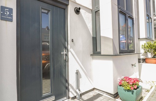 Newquay City Centre House | 5 OCEAN HEIGHTS, pet friendly, country holiday cottage in Newquay