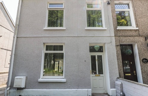 Llanelli House | 5 PONTARDULAIS ROAD, pet friendly, with hot tub in Llangennech