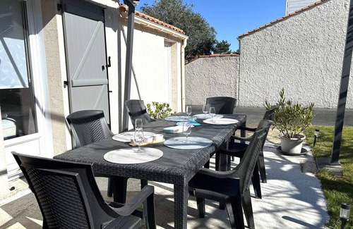 Brem Sur Mer House | 5-room house near beach and town, Brem sur Mer, with wifi