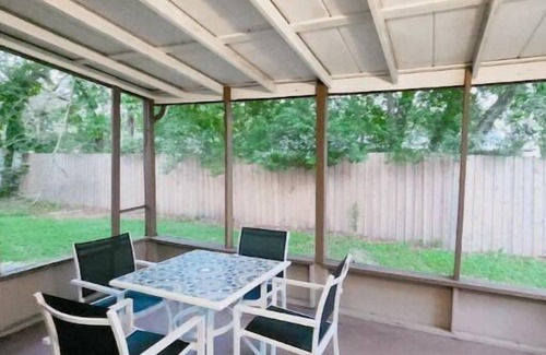 Bearss Plaza House | 5 Rooms Great Location Red Haven Retreat