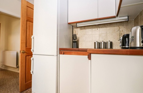 Middleton-on-Sea House | 5 SEA WAY, pet friendly, character holiday cottage in Elmer