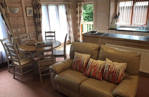 New Forest District Cabin | 5* Shorefield Park - Fantastic 3 Bed Lodge (Sleeps 6) - Private WIFI
