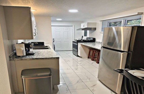 Plymouth House | 5 springs 4 to 10 minutes away Goats, Chickens, Free Eggs, Memories FARM Setting