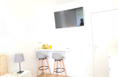 Parc aux lievres Apartment | 5 star 🌟 1-bedroom apartment with AC, WiFi, balcony,