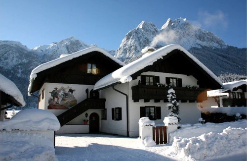 Obergrainau Apartment | 5-star apartment "Wank" in Grainau & garden/lawn.