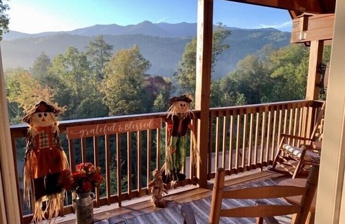 Gatlinburg Cabin | 5 STAR Cabin minutes to downtown Gatlinburg, Hot tub, Game room, Mountain Views!