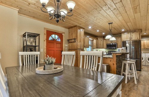 Eagle Mountain Cabin | 5-Star, Dog friendly, fence, hot tub, fire pit, tri-level, screened deck, piano!