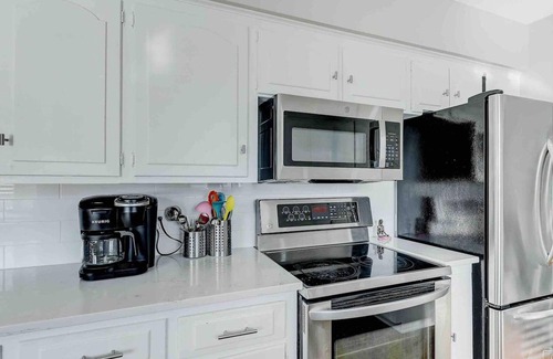 Northwest Dallas House | ★ 5 STAR Home - Guest Favorite! Chic Mid-Century Modern retreat just minutes from Dallas’ top attractions. Spacious 2,500 sq. ft. layout with 4 private bedrooms, 2 living rooms, and 2 dining areas.