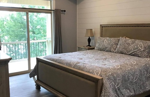 Andersonville House | 5 Star Lakefront Home on Norris Lake at Stardust Marina, 5 BR/6BA, Covered Dock