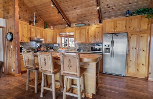 Big Bear Lake Cabin | 5-STAR Lakefront cabin! DOCK! GAME ROOM! 2600 sq ft w/fire pit. SLOPES/LAKE!