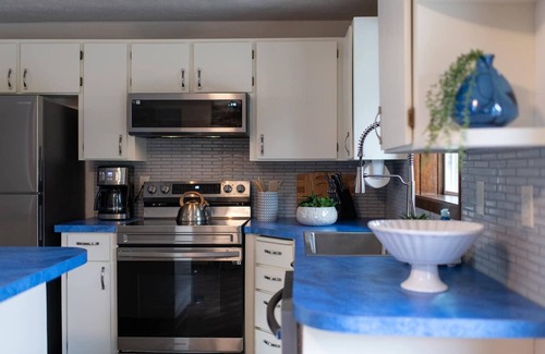 Moran Prairie House | 5 Star Location Central to Downtown & Hospitals - Light & Bright Mid-Century Hou