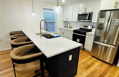 Newark House | 5 Star Luxurious 3 Bedroom Duplex Unit, Sleeps 8 people and 2 and half bath