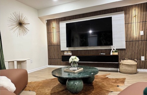 Newark House | 5 Star Luxurious 3 Bedroom Duplex Unit, Sleeps 8 people and 2 and half bath