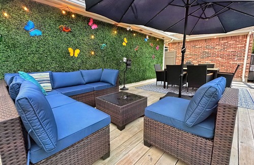 Barker House | 5-Star Luxury: 4King/2Full Beds, Pool & Chic Patio