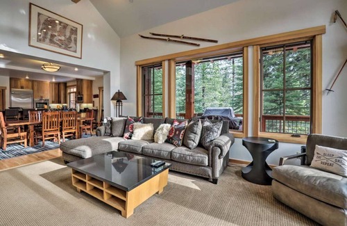 Truckee House | 5 Star Luxury Exec Family Home - Covered Hot-Tub, Walk to Village & Ski Lift/AC