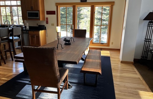 Truckee House | 5 Star Luxury Exec Family Home - Covered Hot-Tub, Walk to Village & Ski Lift/AC