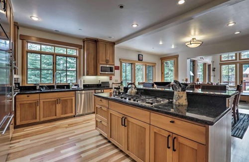 Truckee House | 5 Star Luxury Exec Family Home - Covered Hot-Tub, Walk to Village & Ski Lift/AC