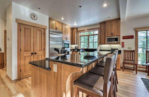 Truckee House | 5 Star Luxury Exec Family Home - Covered Hot-Tub, Walk to Village & Ski Lift/AC