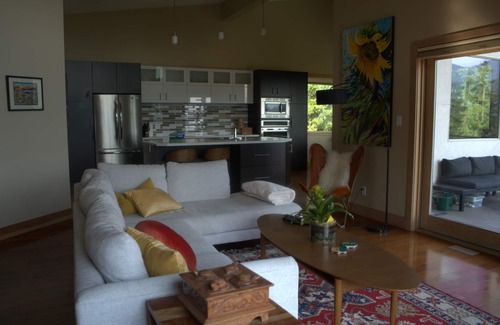 Taghum House | 5 Star Luxury-Nelson's Finest,amazing river and mountain views with Hot Tub