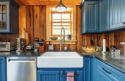 Mount Marion House | 5-Star New Barn Home - Music Studio, Views & Hot Tub
