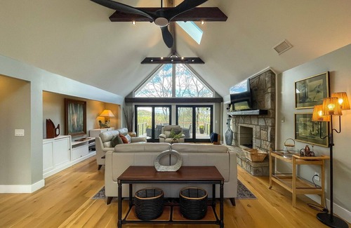Highlands House | 5 STAR, newly renovated, long range mountain view, central to Highlands/Cashiers