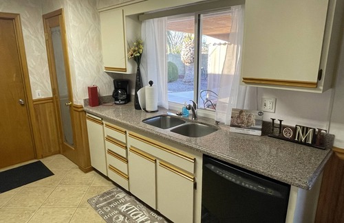 Sun City House | 5 star resort pool,jet tub, out Drshower,barbeque,fire pit,tv’s,amazing backyard