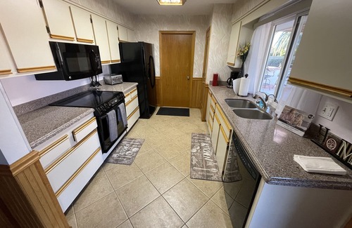 Sun City House | 5 star resort pool,jet tub, out Drshower,barbeque,fire pit,tv’s,amazing backyard