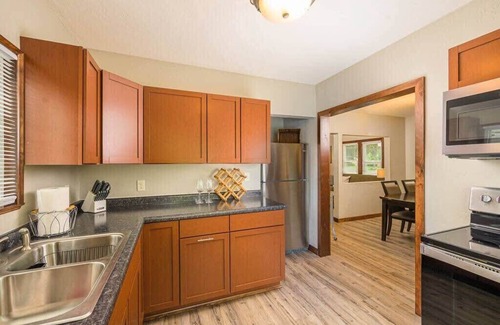 Appleton House | -5 Star Suite Spot - Sleeps 7, 3 BR, Full Remodel