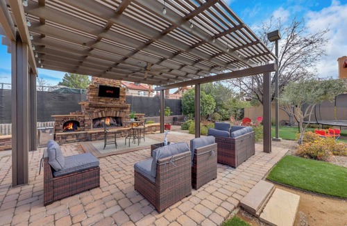 Spring Valley Villa | 5-STARS 6BR 3.5 BTH BIG YARD Pool & hot tub!