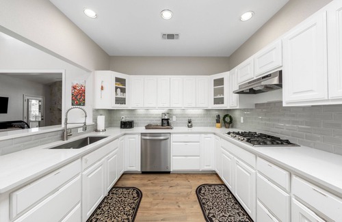 Boerne House | 5★ Texas Hill Country Retreat – 1400 sq ft, Walk to Shops + Private Patio