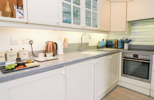 Little Haven Cottage | 5 THE COACH HOUSE, family friendly in Broad Haven