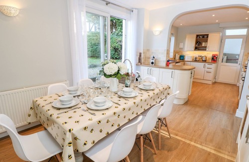 Lake House | 5 THE MALL, family friendly, character holiday cottage in Sandown