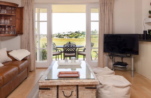 Thurlestone Apartment | 5 THURLESTONE BEACH, pet friendly, with a garden in Thurlestone