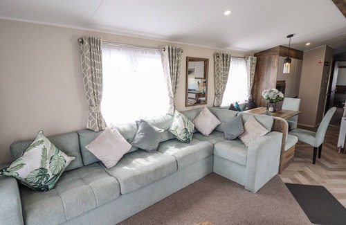 Tattershall Cottage | 5 WILKINSON WAY, pet friendly in Tattershall Lakes Country Park