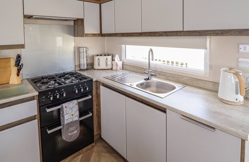 Tattershall Cottage | 5 WILKINSON WAY, pet friendly in Tattershall Lakes Country Park