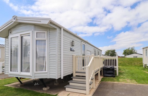 Tattershall Cottage | 5 WILKINSON WAY, pet friendly in Tattershall Lakes Country Park