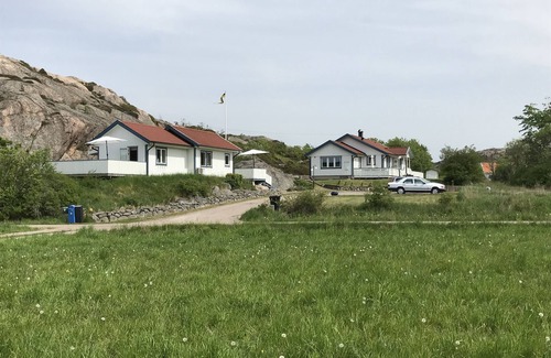 Kungshamn Cottage | 50 m2 well-equipped cottage near the sea, the Soten Canal & a unique nature reserve.