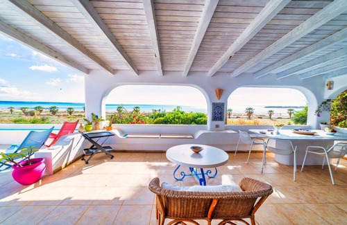 Porto Palo Villa | 50 metres from Blue Flag Portopalo beach, patio w/beach view