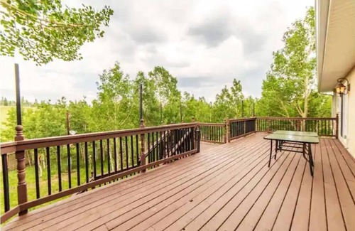 Michigan Hill House | 5000sqft W Indoor Hotub, Gameroom, Views & Private Suite!