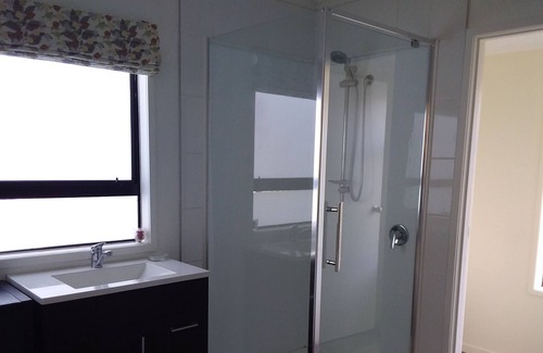 Coromandel House | 500m to Town/Deck/WiFi/Chromecast/BBQ/Dog Friendly